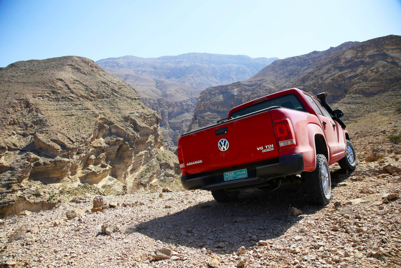 Red Amarok drive through the cliffs