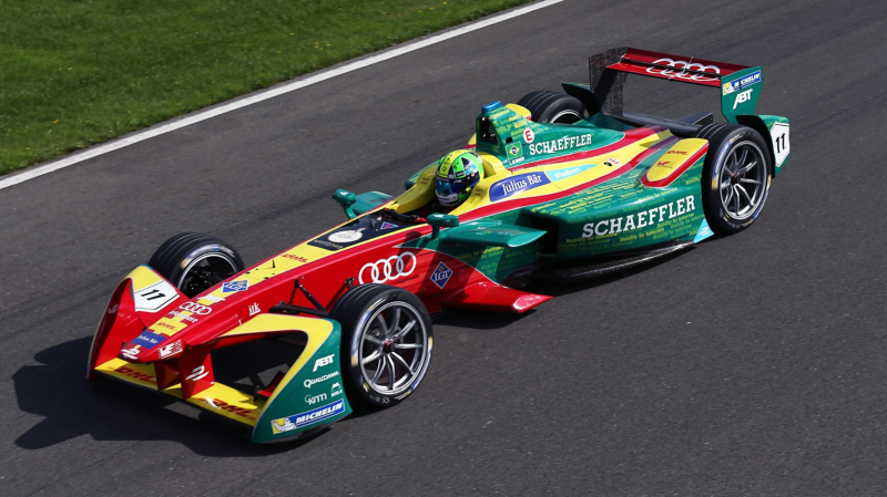 Une voiture de course ABT Formule E, vue de haut, sur le circuit.