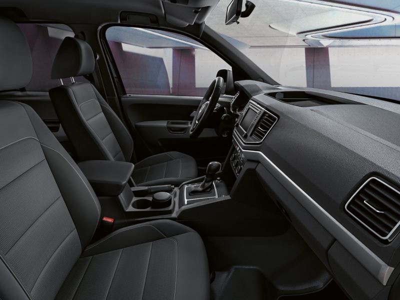 Seitlicher Blick ins Cockpit mit Fahrer- und Beifahrersitz in den Sitzbezügen „Salipra“ in Titanschwarz. 