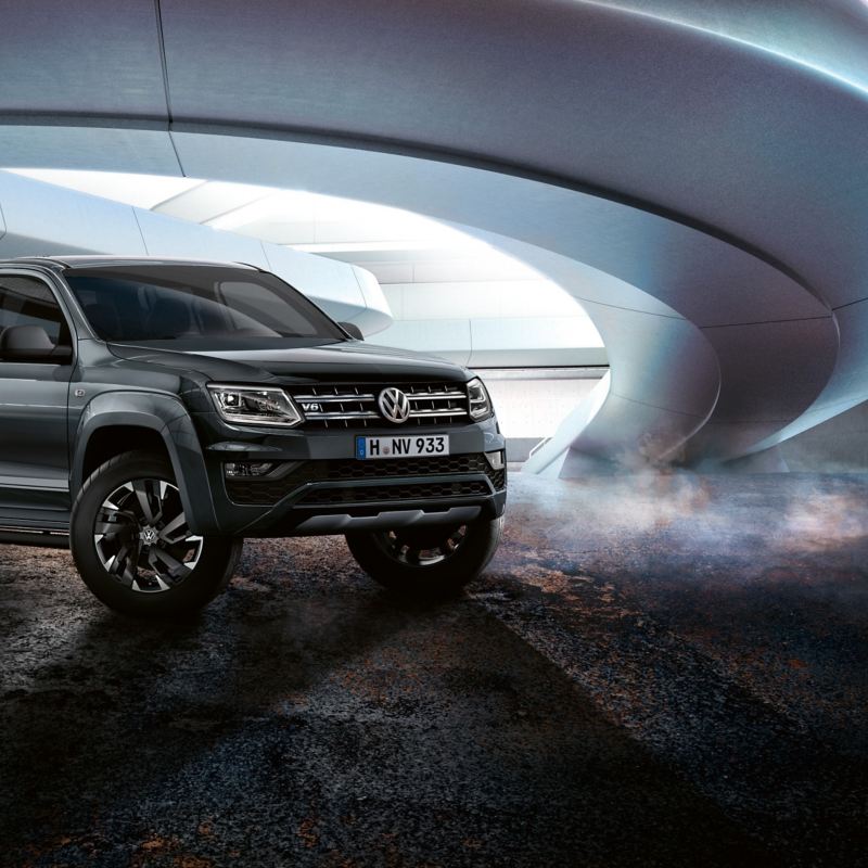 VW Amarok Dark Label mit V6-Plakette.