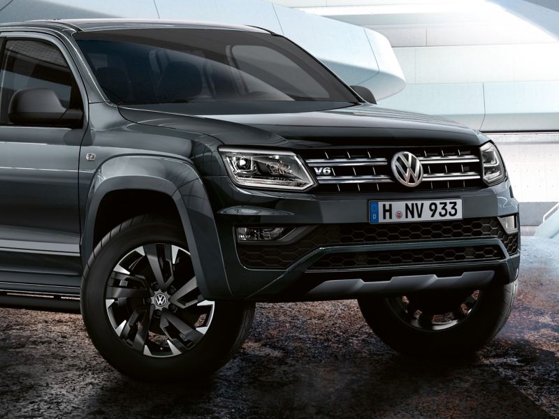 Ein Ausschnitt des Amarok „Dark Label“ hebt die 18-Zoll-Leichtmetallräder „Rawson“ sowie die Bi-Xenon-Scheinwerfer mit LED-Tagfahrlicht hervor und lässt stilvolle Details wie mattschwarze Schwellerrohre, schwarze Türgriffe sowie den Schriftzug „Dark Label“ am unteren Türlauf erkennen. 