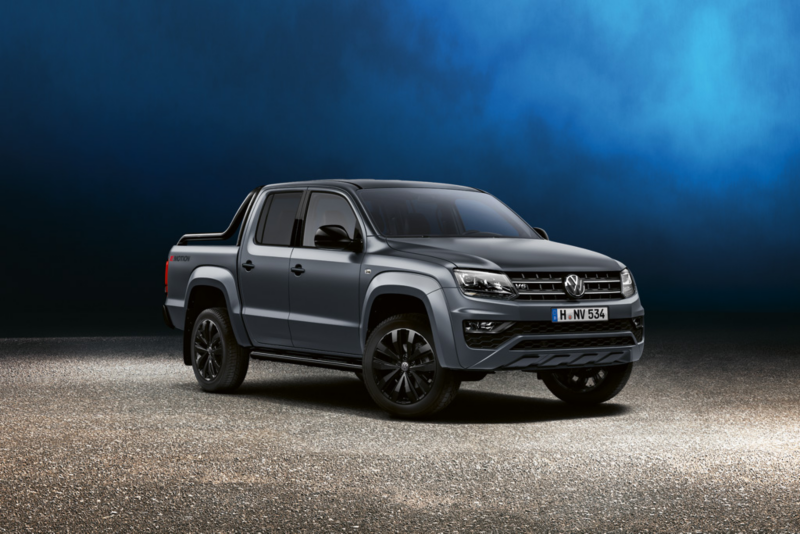 Amarok z pakietem „Black Style” stoi na niebieskim tle