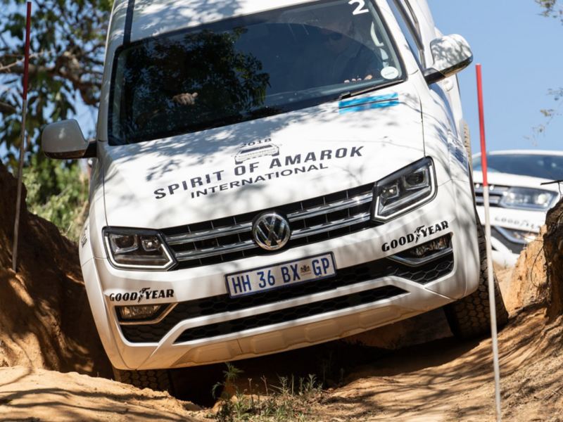 Ein weißer Amarok fährt beim internationalen Spirit of Amarok 2018 in Südafrika durch unwegsames Gelände.