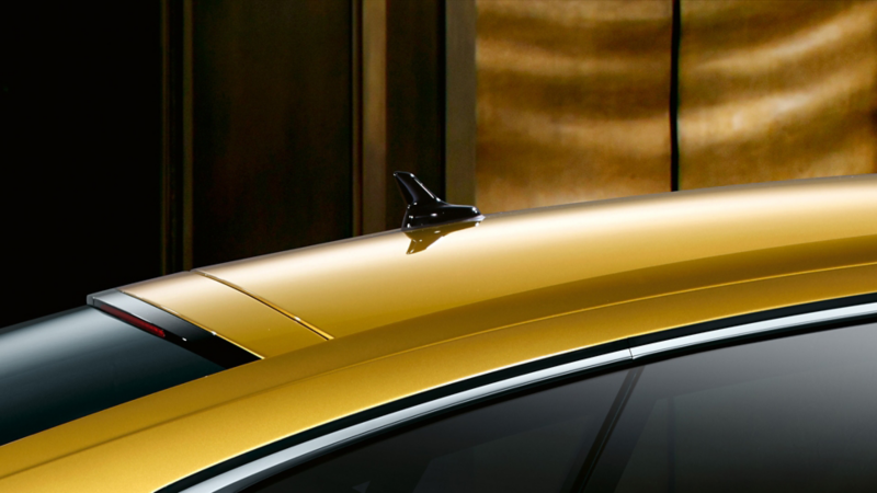 Dettaglio dell'antenna diversity montata su una Volkswagen Arteon in versione 'R-Line'.