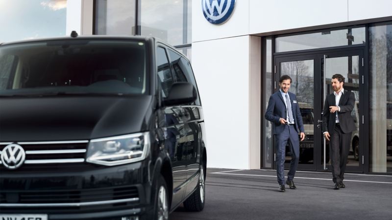 Volkswagen Transporter zaparkowany przed salonem Volkswagen Samochody Dostawcze..
