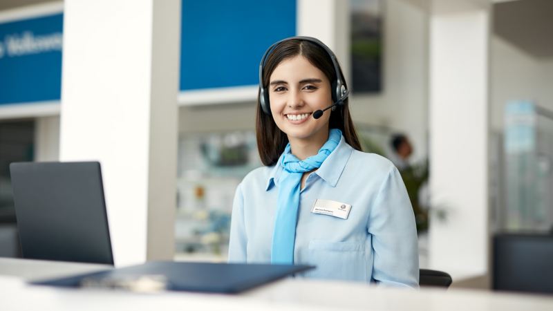 Eine junge Frau mit Headset.