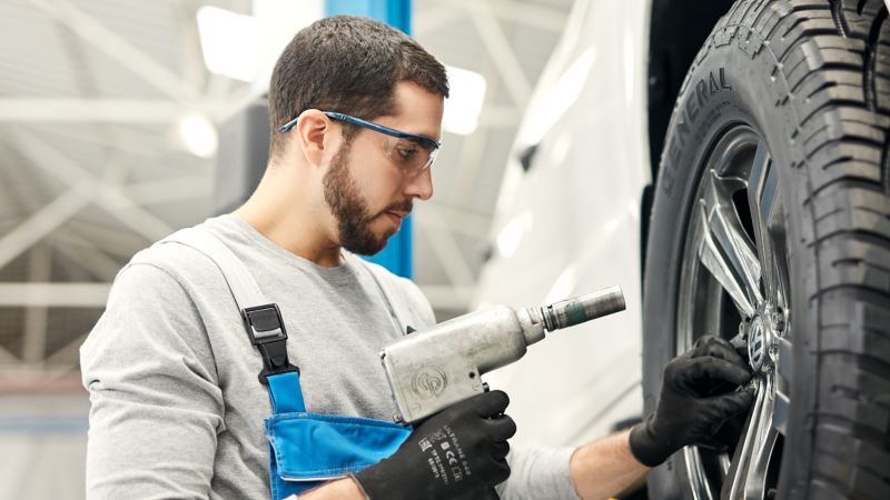 Mekaniker monterar däck på en Volkswagen