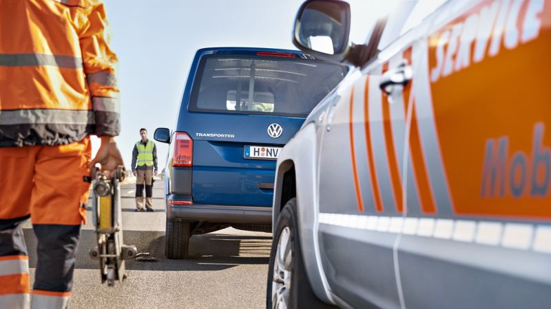 Un addetto del servizio mobilità ha raggiunto un Transporter fermo lungo la strada.