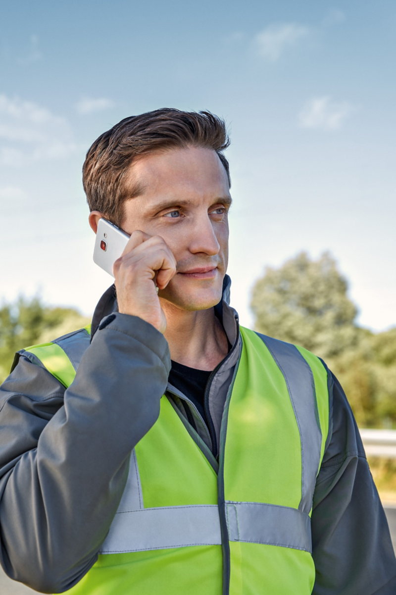 Ein Mann telefoniert mit einem Smartphone.