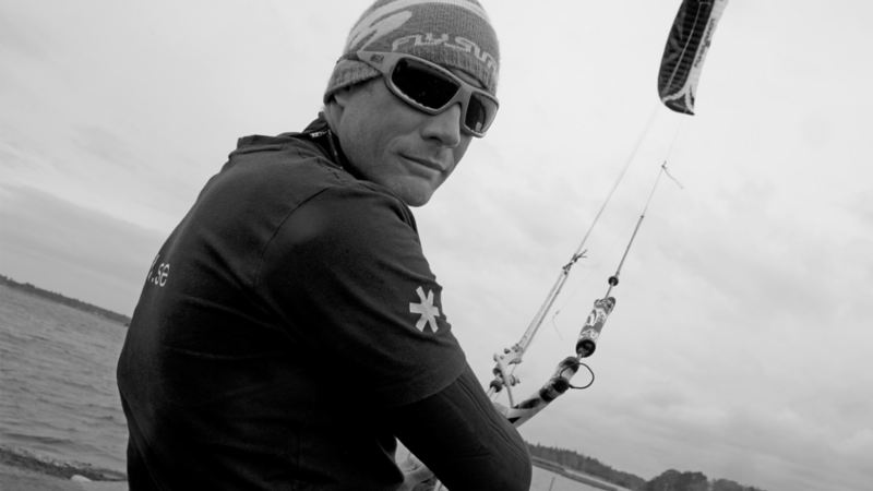 Bakom sina solglasögon står Atte Kappel, 43, professionell kitesurfare.