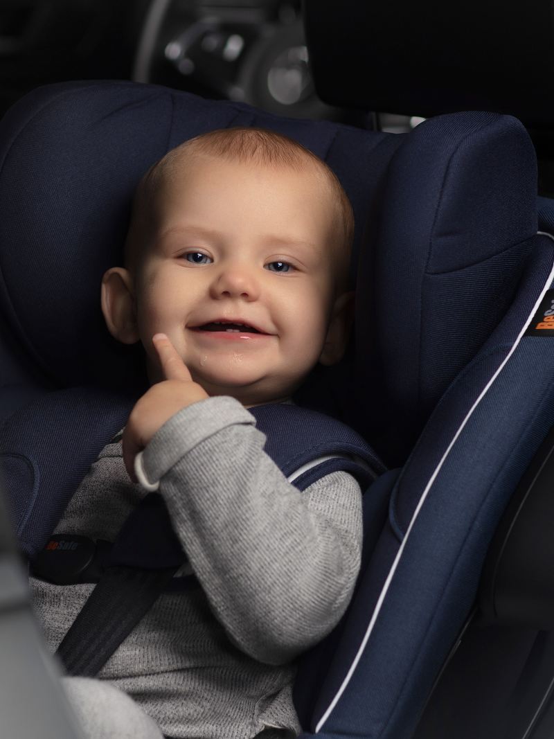 Ett barn i bilbarnstol