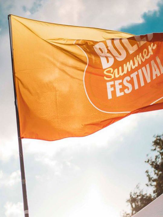 Et flag på Bulli Summer Festival 2017 blafrer i vinden.