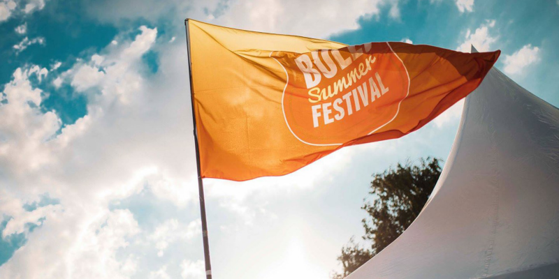 Volkswagen Utilitaires Combi Summer festival 70 ans drapeau orange