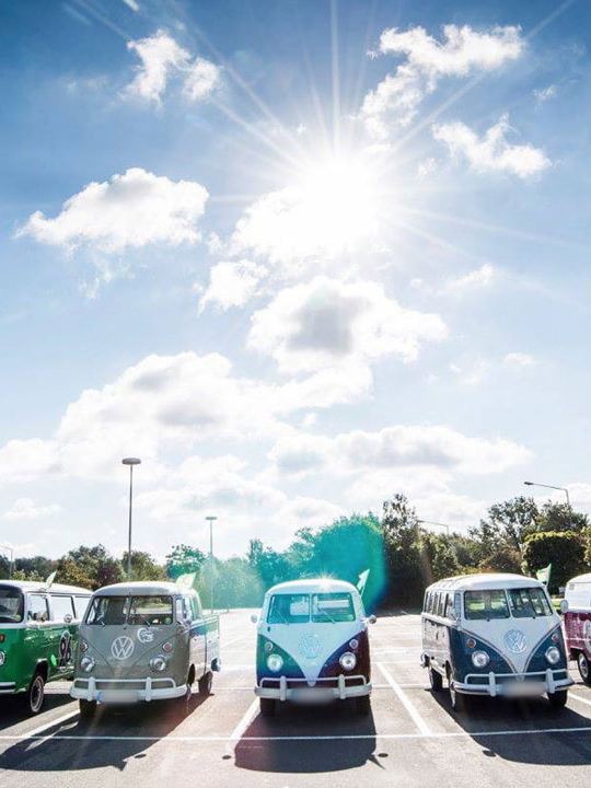 Volkswagen Utilitaires Combi Summer festival 70 ans parking
