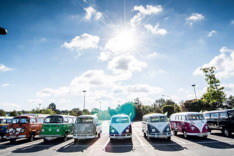 Volkswagen Utilitaires Combi Summer festival 70 ans parking