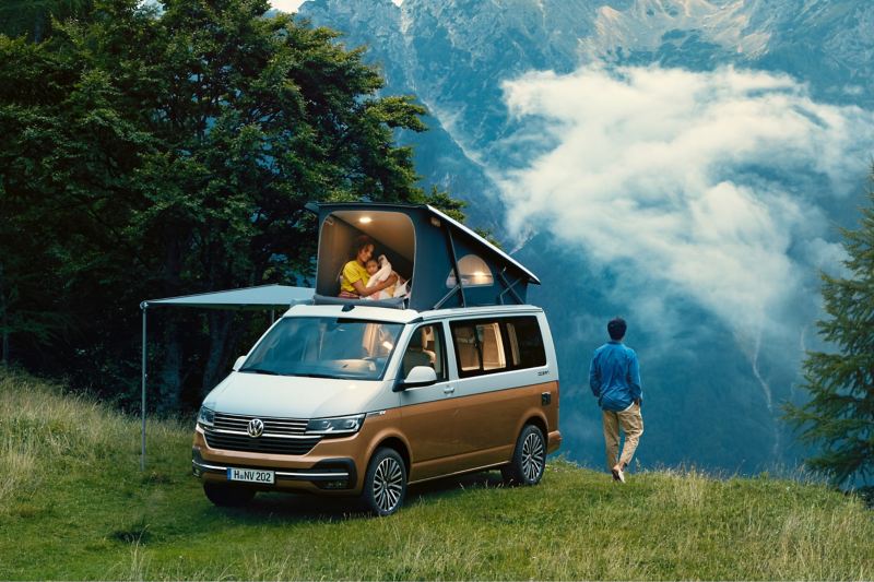 una familia en una volkswagen california de noche