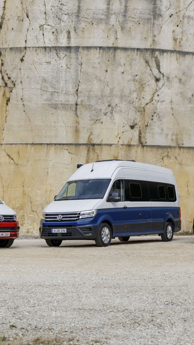 Kampery Volkswagen przed skalną ścianą