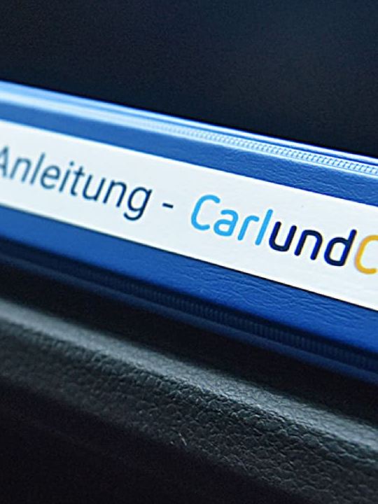 Die blaue CarlundCarla.de Anleitung im Handschuhfach.
