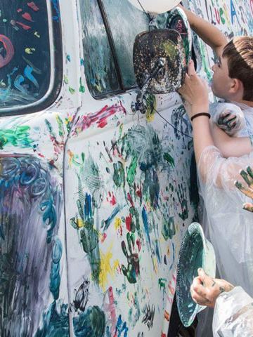 På Bulli Summer Festival 2017 maler børn et hvidt folkevognsrugbrød med fingerfarve i mange nuancer.
