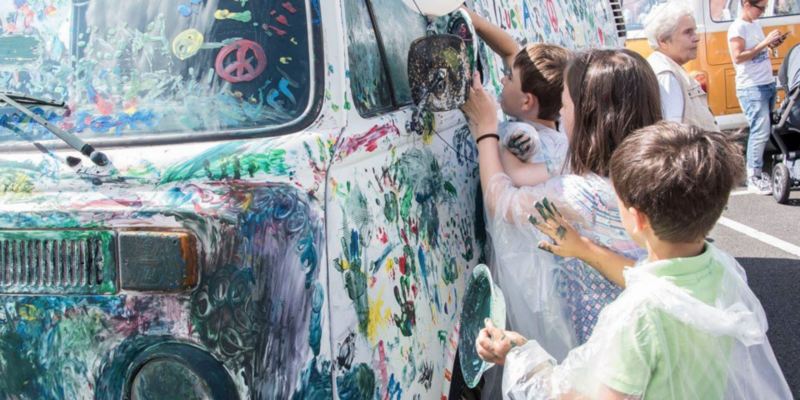 På Bulli Summer Festival 2017 maler børn et hvidt folkevognsrugbrød med fingerfarve i mange nuancer.