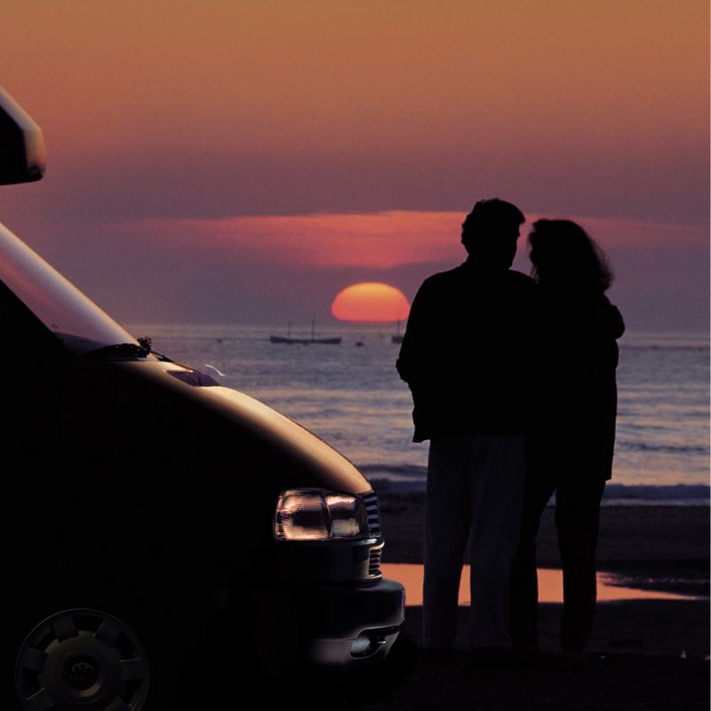 Para oglądająca zachód słońca, obok California