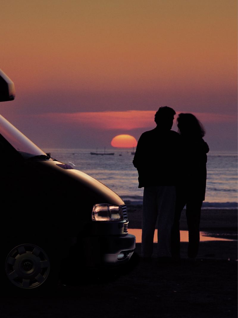 Para oglądająca zachód słońca, obok California