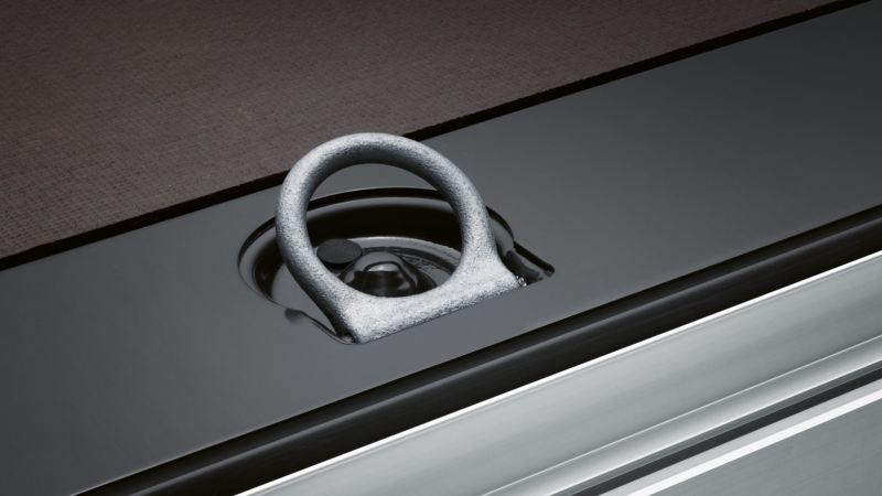 Zbliżenie na pierścień mocujący w Volkswagen Samochody Użytkowe Crafter Skrzyniowy.