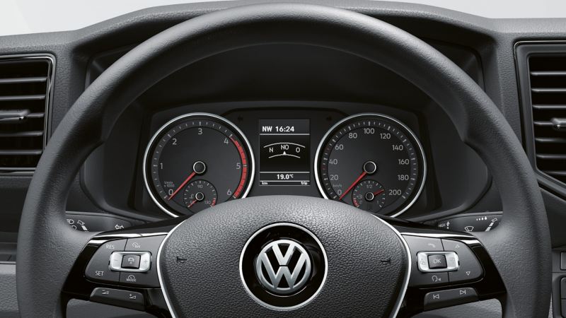Un volante multifunzione di Volkswagen Veicoli Commerciali in dettaglio.