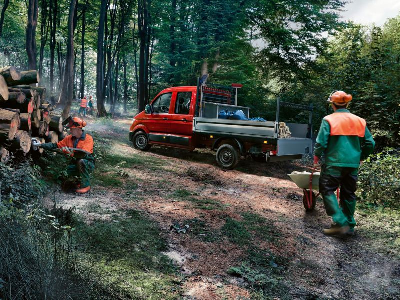 Le Crafter à plateau Volkswagen Véhicules Utilitaires sur un petit chemin forestier.