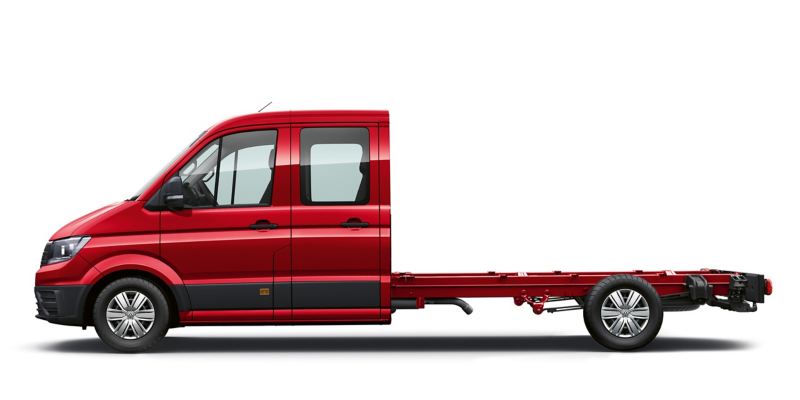 Czerwone podwozie Craftera z długim rozstawem osi i podwójną kabiną.