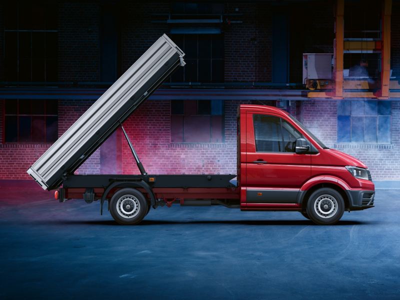 Le Crafter à benne basculante se trouve dans un hall brumeux.