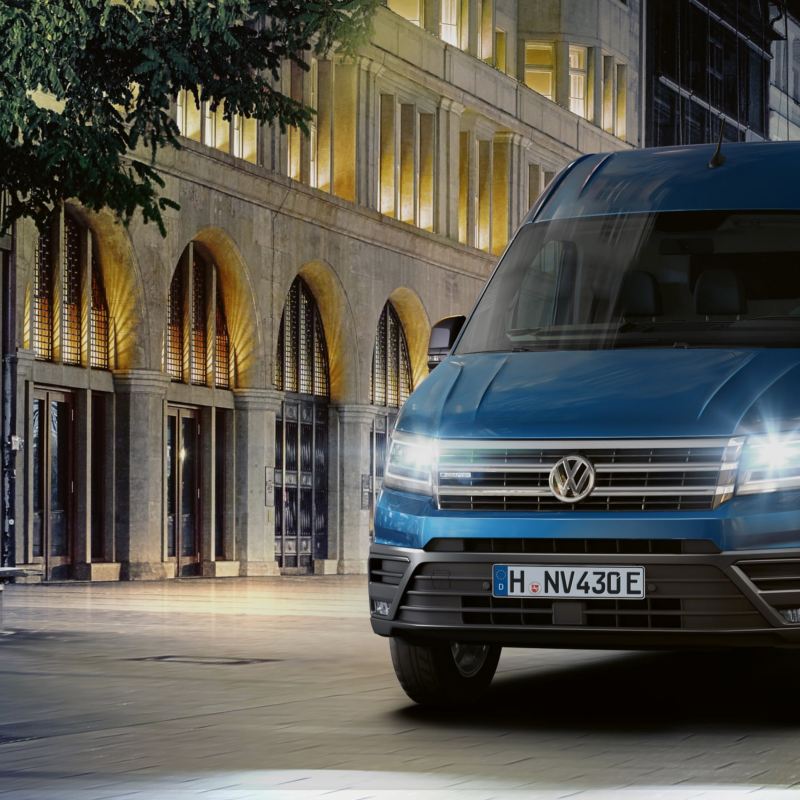 Der e-Crafter fährt im Dunkeln durch eine hell beleuchtete Stadt.