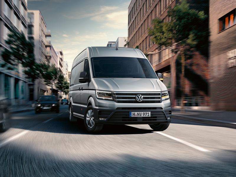 Un Crafter Van roule de manière dynamique en centre ville.