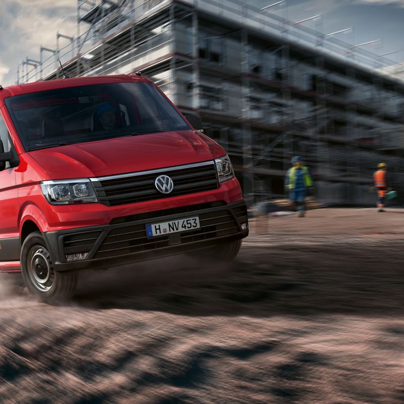 Le Crafter à plateau roule sur un chantier de façon dynamique.