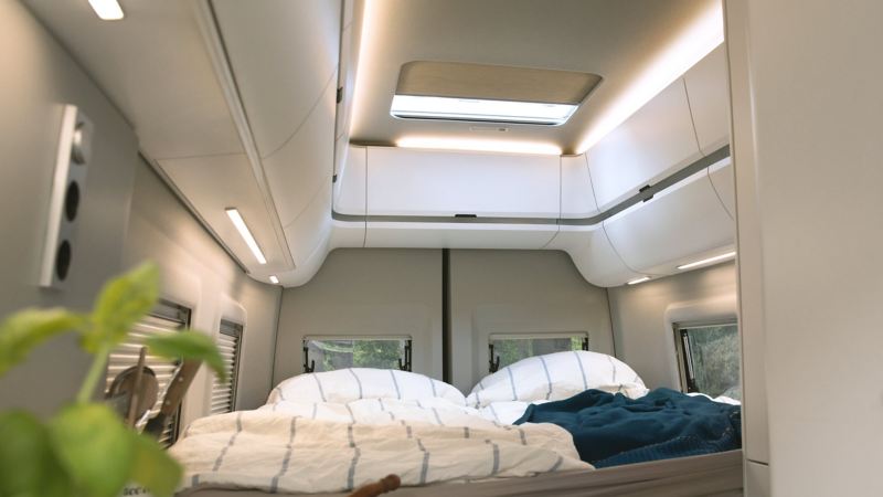 L’immagine mostra il letto di Grand California 680 con un’illuminazione interna calda e accogliente. 