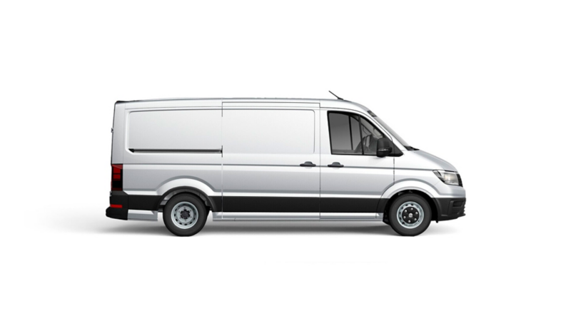 Hopeinen Volkswagen Crafter kuvattuna sivulta