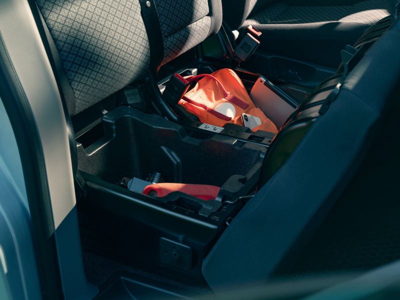 Staufächer unter einen Doppelsitzbank in einem Fahrzeug.