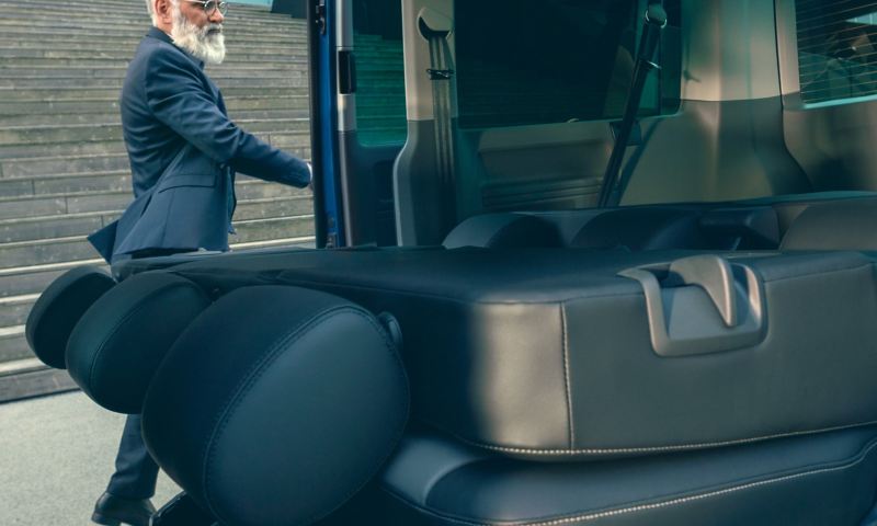 Eine umgeklappte Rücksitzbank im Innenraum eines Fahrzeugs.