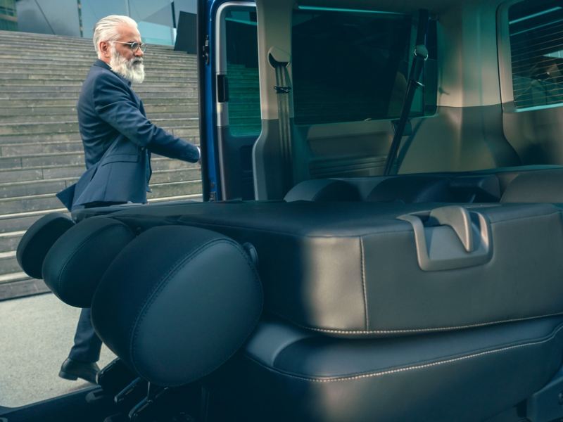 Eine umgeklappte Rücksitzbank im Innenraum eines Fahrzeugs.