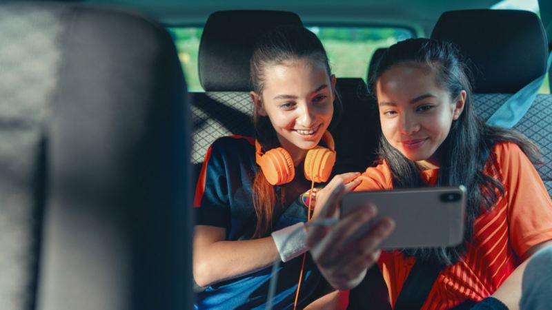 vw Volkswagen Caravelle personbil stemmeforsterker jenter i baksete med iphone og fotballtrøyer