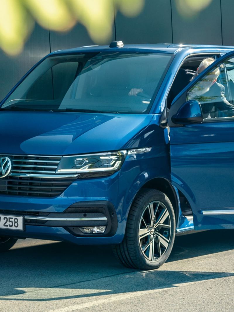Volkswagen Véhicules Utilitaires Caravelle 6.1 bleu de profil porte ouverte