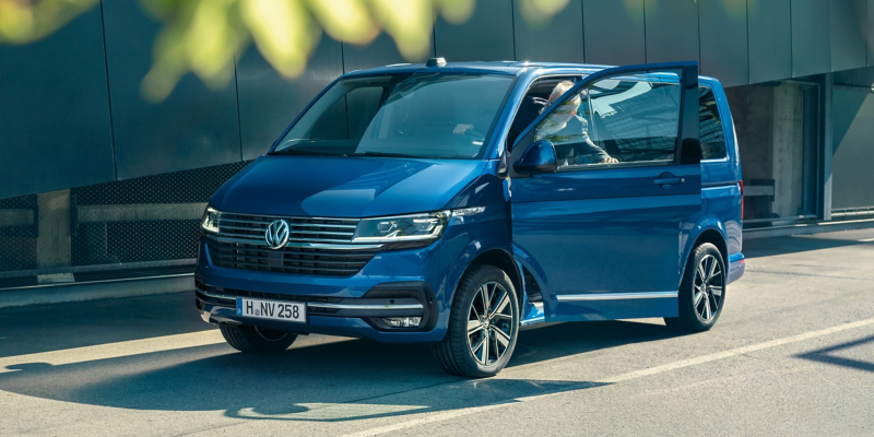 Volkswagen Véhicules Utilitaires Caravelle 6.1 bleu de profil porte ouverte