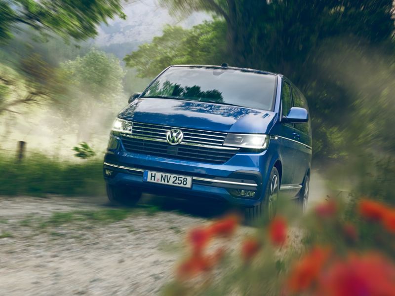 Ein Caravelle 6.1 in der Frontansicht prescht über einen Feldweg.