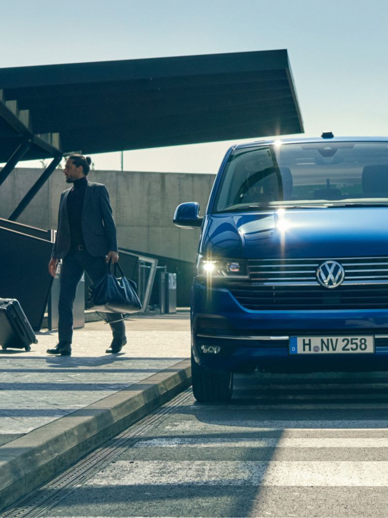 Volkswagen Véhicules Utilitaires Caravelle 6.1 bleu face femme homme