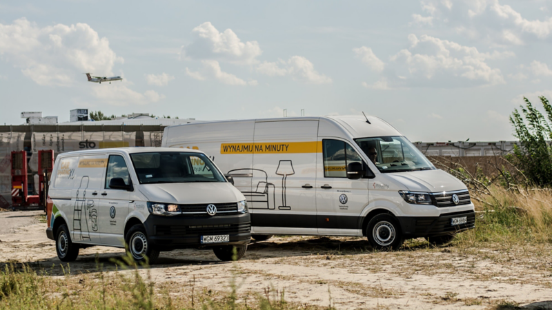 Transporter i Crafter w okleinie o carsharingu stoją na polnej drodze