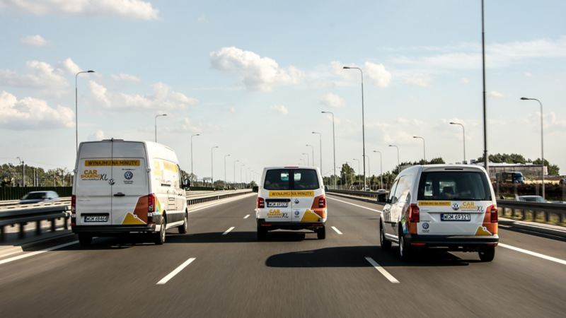 Crafter, Transport i Caddy w okleinie o carsharingu jada po drodze, ujęcie od tyłu