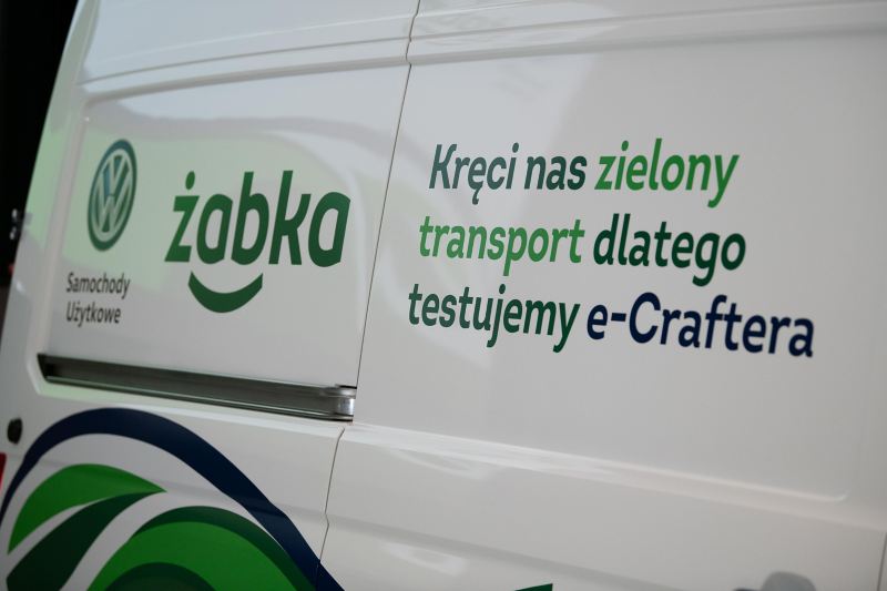 Napis na boku auta "Kręci nas zielony transport, dlatego testujemy e-Craftera'