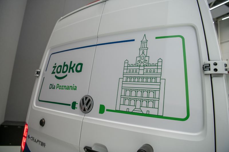 Tył e-Craftera - samochód oklejony napisem Żabka dla Poznania
