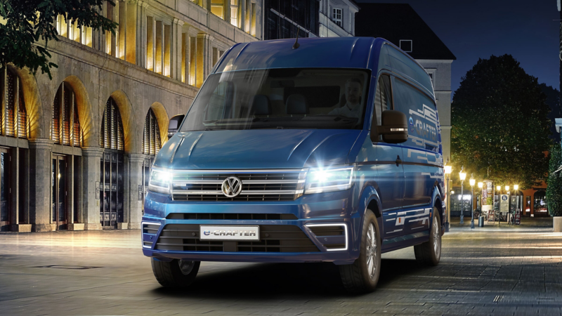 Volkswagen Utilitaires e-crafter bleu extérieur nuit