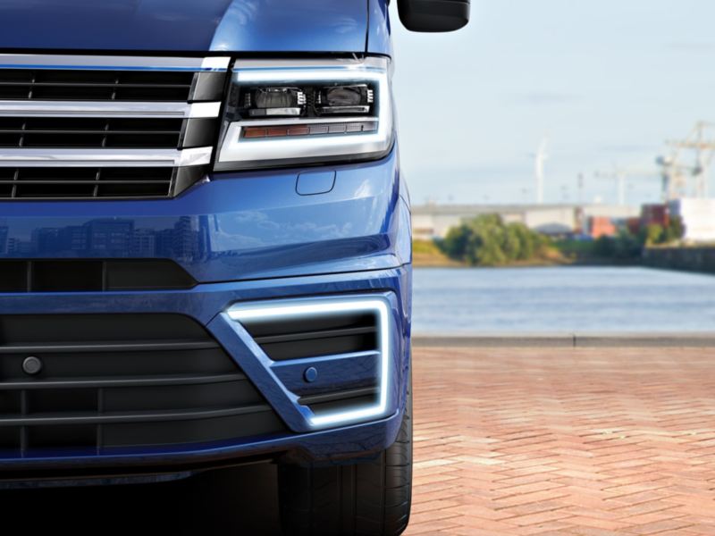 Volkswagen Utilitaires e-crafter bleu phare avant